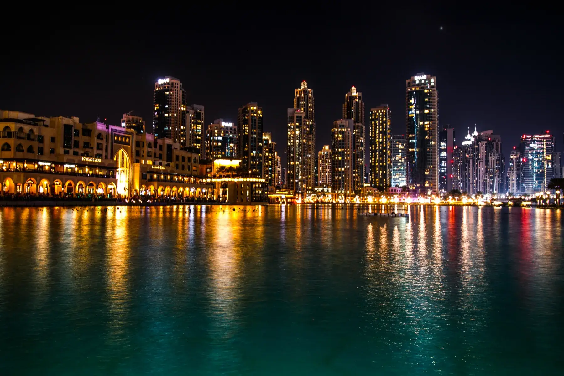 Dubai felhőkarcolói és vízparti tükröződés