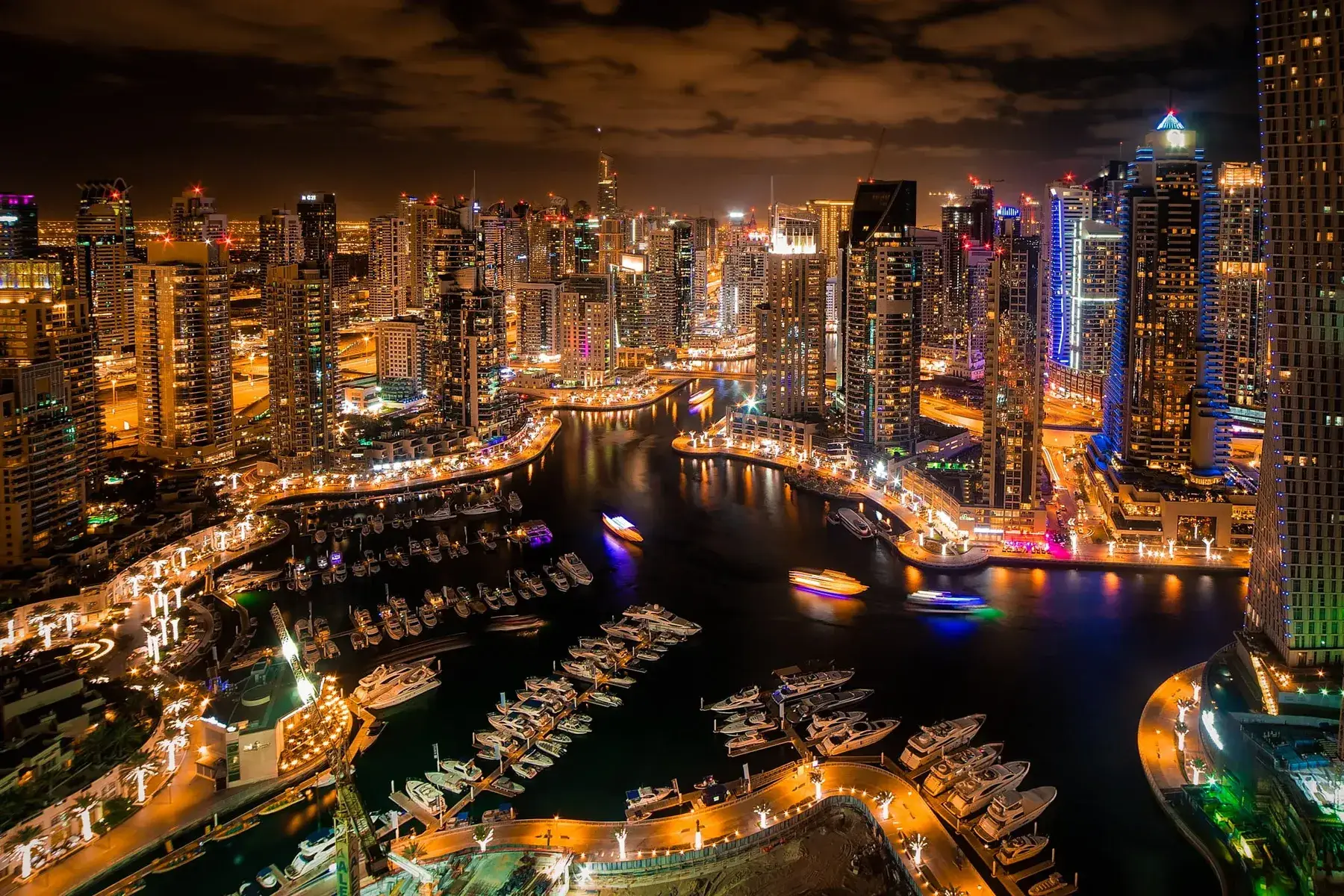 Dubai Marina éjszakai panorámája — felhőkarcolók és vízpart