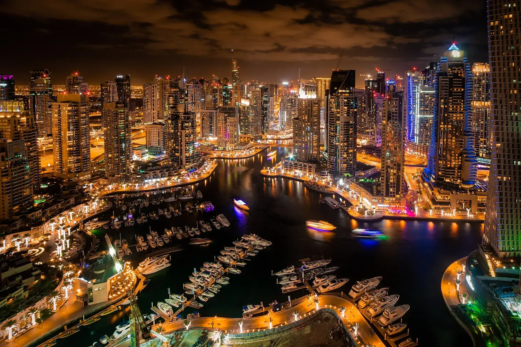 Dubai Marina éjszakai panoráma — jachtkikötő és kivilágított felhőkarcolók